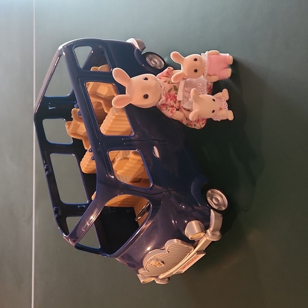 Calico critters 7 seater blue van with family